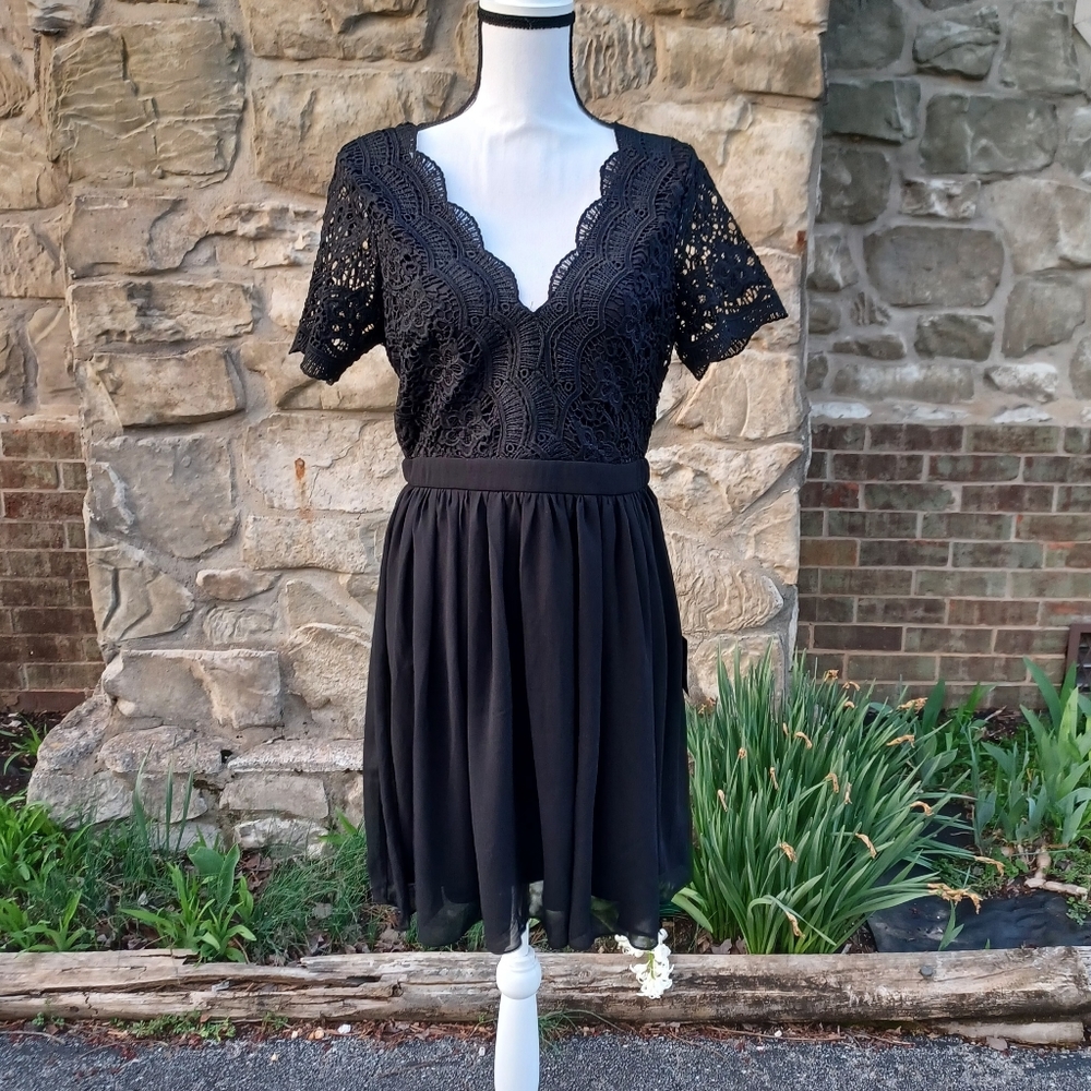 Lulus Womens Size L Black Short Sleeve V Neck Crochet Floral Top Dress NWT